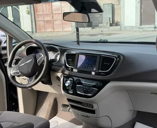 Noleggio Chrysler Voyager. Auto Comfort, Monovolume per il noleggio in Armenia ✓ Cauzione di Deposito di 600 USD ✓ Opzioni assicurative FDW, All'estero, Giovane.