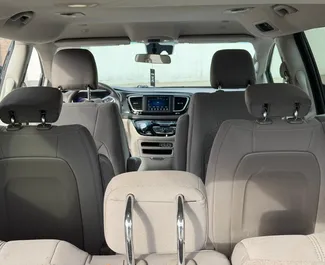 Chrysler Voyager 2021 disponibile per il noleggio a Yerevan, con limite di chilometraggio di illimitato.