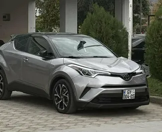 Vista frontale di un noleggio Toyota C-HR a Tbilisi, Georgia ✓ Auto #15404. ✓ Cambio Automatico TM ✓ 0 recensioni.
