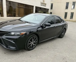 Vista frontale di un noleggio Toyota Camry a Tbilisi, Georgia ✓ Auto #15403. ✓ Cambio Automatico TM ✓ 0 recensioni.