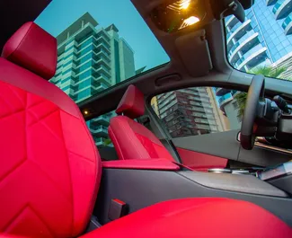 Interni di BMW X3 in affitto negli Emirati Arabi Uniti. Un'ottima auto da 5 posti con cambio Automatico.