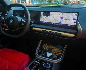 BMW X3 2026 disponibile per il noleggio a Dubai, con limite di chilometraggio di 250 km/giorno.