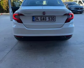 Motore Benzina da 1,4L di Fiat Egea 2023 per il noleggio all'aeroporto di Antalya.