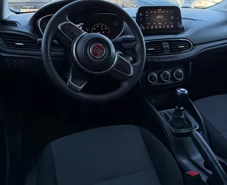 Noleggio Fiat Egea. Auto Economica, Comfort per il noleggio in Turchia ✓ Cauzione di Deposito di 600 USD ✓ Opzioni assicurative RCT, Passeggeri, Furto, Giovane, Senza deposito.