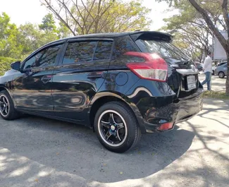 Vista frontale di un noleggio Toyota Yaris a Phuket, Thailandia ✓ Auto #15376. ✓ Cambio Automatico TM ✓ 0 recensioni.