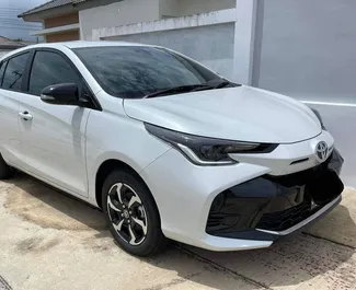 Vista frontale di un noleggio Toyota Yaris a Phuket, Thailandia ✓ Auto #15375. ✓ Cambio Automatico TM ✓ 0 recensioni.