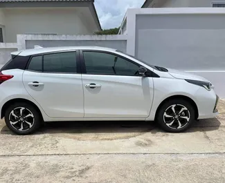 Noleggio Toyota Yaris. Auto Economica, Comfort per il noleggio in Thailandia ✓ Cauzione di Deposito di 5000 THB ✓ Opzioni assicurative RCT, SCDW, Passeggeri, Furto.