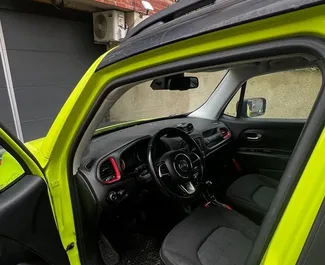 Interni di Jeep Renegade in affitto in Georgia. Un'ottima auto da 5 posti con cambio Automatico.