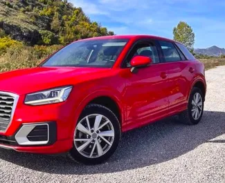 Vista frontale di un noleggio Audi Q2 all'aeroporto di Podgorica, Montenegro ✓ Auto #15662. ✓ Cambio Automatico TM ✓ 0 recensioni.