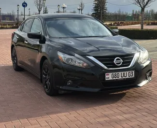 Vista frontale di un noleggio Nissan Altima all'aeroporto di Yerevan, Armenia ✓ Auto #15865. ✓ Cambio Automatico TM ✓ 0 recensioni.