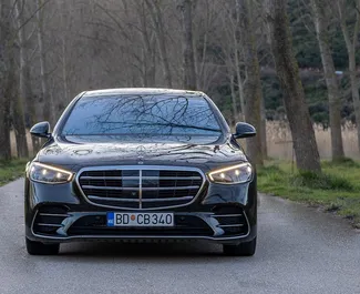 Vista frontale di un noleggio Mercedes-Benz S500 in Becici, Montenegro ✓ Auto #15905. ✓ Cambio Automatico TM ✓ 0 recensioni.
