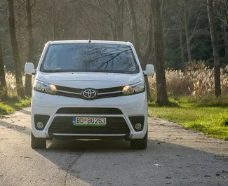 Vista frontale di un noleggio Toyota Proace Verso in Becici, Montenegro ✓ Auto #15910. ✓ Cambio Automatico TM ✓ 0 recensioni.