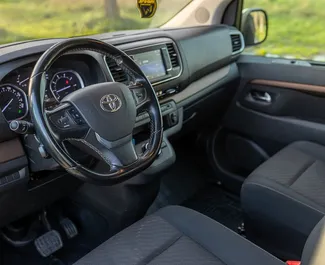 Motore Diesel da 2,5L di Toyota Proace Verso 2023 per il noleggio in Becici.