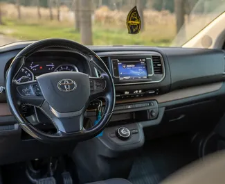 Toyota Proace Verso 2023 disponibile per il noleggio in Becici, con limite di chilometraggio di illimitato.