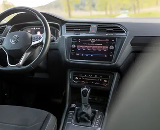 Interni di Volkswagen Tiguan in affitto in Montenegro. Un'ottima auto da 5 posti con cambio Automatico.