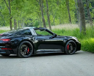 Motore Benzina da 50,0L di Porsche 911 Carrera Cabrio 2025 per il noleggio in Becici.