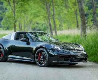 Interni di Porsche 911 Carrera Cabrio in affitto in Montenegro. Un'ottima auto da 4 posti con cambio Automatico.