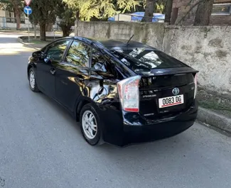 Noleggio Toyota Prius. Auto Economica, Comfort per il noleggio in Georgia ✓ Cauzione di Deposito di 300 GEL ✓ Opzioni assicurative RCT, SCDW, FDW, Passeggeri, Furto.