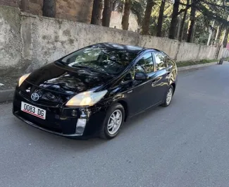 Vista frontale di un noleggio Toyota Prius a Kutaisi, Georgia ✓ Auto #15896. ✓ Cambio Automatico TM ✓ 0 recensioni.