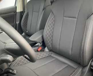 Interni di Skoda Kamiq in affitto in Slovenia. Un'ottima auto da 5 posti con cambio Automatico.