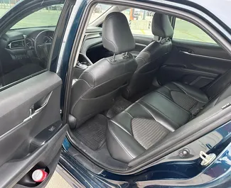 Toyota Camry 2018 disponibile per il noleggio a Tbilisi, con limite di chilometraggio di illimitato.