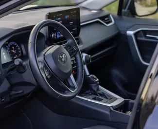 Interni di Skoda Kodiaq in affitto in Montenegro. Un'ottima auto da 7 posti con cambio Automatico.