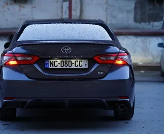 Interni di Toyota Camry in affitto in Georgia. Un'ottima auto da 5 posti con cambio Automatico.