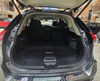 Vista frontale di un noleggio Nissan Rogue a Tbilisi, Georgia ✓ Auto #15715. ✓ Cambio Automatico TM ✓ 0 recensioni.