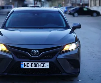 Vista frontale di un noleggio Toyota Camry a Tbilisi, Georgia ✓ Auto #15819. ✓ Cambio Automatico TM ✓ 0 recensioni.