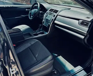 Toyota Camry 2015 con sistema A trazione anteriore, disponibile a Tbilisi.