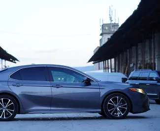 Toyota Camry 2019 con sistema A trazione anteriore, disponibile a Tbilisi.