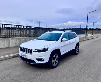 Vista frontale di un noleggio Jeep Cherokee a Tbilisi, Georgia ✓ Auto #15667. ✓ Cambio Automatico TM ✓ 0 recensioni.