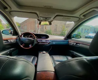 Mercedes-Benz S-Class 2009 disponibile per il noleggio a Tbilisi, con limite di chilometraggio di illimitato.