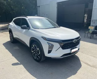 Vista frontale di un noleggio Chevrolet Trax a Tbilisi, Georgia ✓ Auto #15787. ✓ Cambio Automatico TM ✓ 0 recensioni.