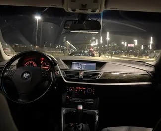 BMW X1 2013 disponibile per il noleggio a Tirana, con limite di chilometraggio di illimitato.