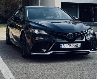Toyota Camry 2020 disponibile per il noleggio a Tbilisi, con limite di chilometraggio di illimitato.