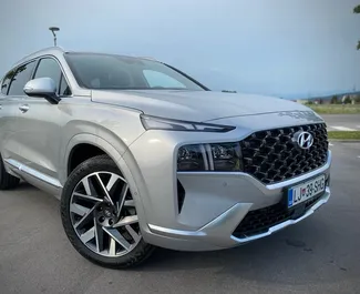 Vista frontale di un noleggio Hyundai Santa Fe a Lubiana, Slovenia ✓ Auto #15656. ✓ Cambio Automatico TM ✓ 0 recensioni.