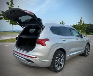 Hyundai Santa Fe 2023 disponibile per il noleggio a Lubiana, con limite di chilometraggio di illimitato.