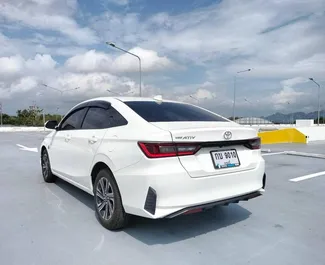 Vista frontale di un noleggio Toyota Yaris Ativ all'aeroporto di Phuket, Thailandia ✓ Auto #15790. ✓ Cambio Automatico TM ✓ 0 recensioni.