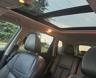Vista frontale di un noleggio Nissan Rogue a Tbilisi, Georgia ✓ Auto #15713. ✓ Cambio Automatico TM ✓ 0 recensioni.