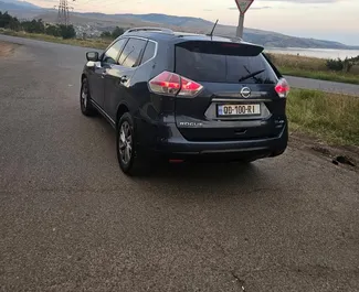 Interni di Nissan Rogue in affitto in Georgia. Un'ottima auto da 5 posti con cambio Automatico.