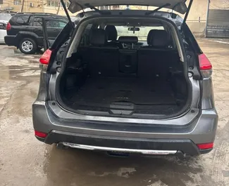 Vista frontale di un noleggio Nissan Rogue a Tbilisi, Georgia ✓ Auto #15717. ✓ Cambio Automatico TM ✓ 0 recensioni.