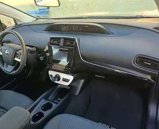 Toyota Prius 2018 disponibile per il noleggio a Tbilisi, con limite di chilometraggio di illimitato.