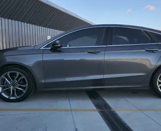 Vista frontale di un noleggio Ford Fusion Sedan a Tbilisi, Georgia ✓ Auto #15700. ✓ Cambio Automatico TM ✓ 0 recensioni.