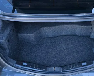 Ford Fusion Sedan 2020 con sistema A trazione anteriore, disponibile a Tbilisi.