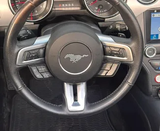 Noleggio Ford Mustang Cabrio. Auto Premium, Lusso, Cabrio per il noleggio in Georgia ✓ Cauzione di Senza deposito ✓ Opzioni assicurative RCT, CDW, Senza deposito.