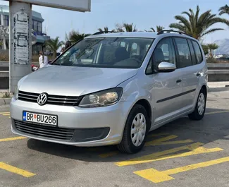 Vista frontale di un noleggio Volkswagen Touran in Bar, Montenegro ✓ Auto #15727. ✓ Cambio Automatico TM ✓ 0 recensioni.