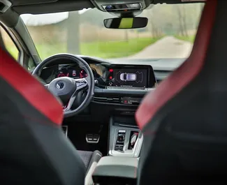 Interni di Volkswagen Golf 8 in affitto in Montenegro. Un'ottima auto da 5 posti con cambio Automatico.