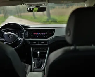 Interni di Volkswagen Polo in affitto in Montenegro. Un'ottima auto da 5 posti con cambio Automatico.