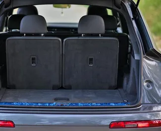 Audi Q7 2021 con sistema A trazione integrale, disponibile in Becici.